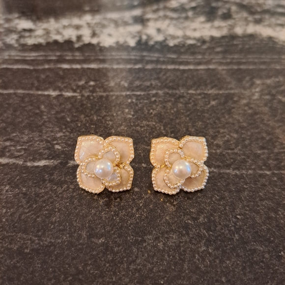 White flower earrings - Picture 5 of 8